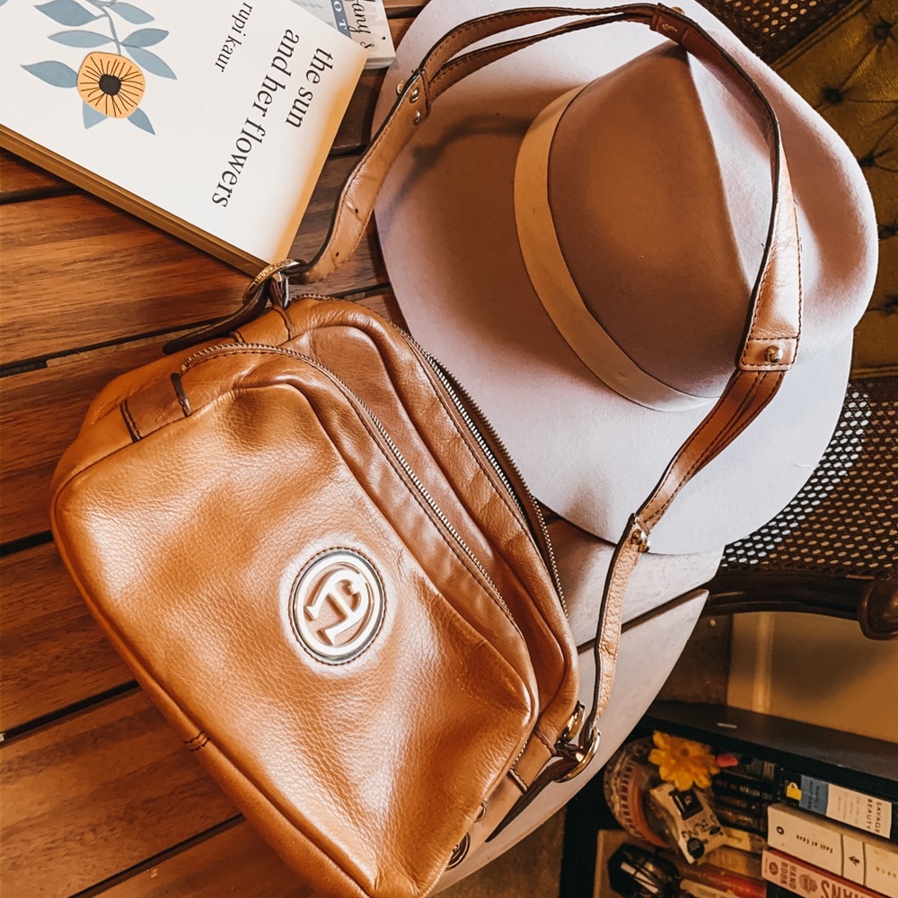 Etienne Aigner mini tan leather purse